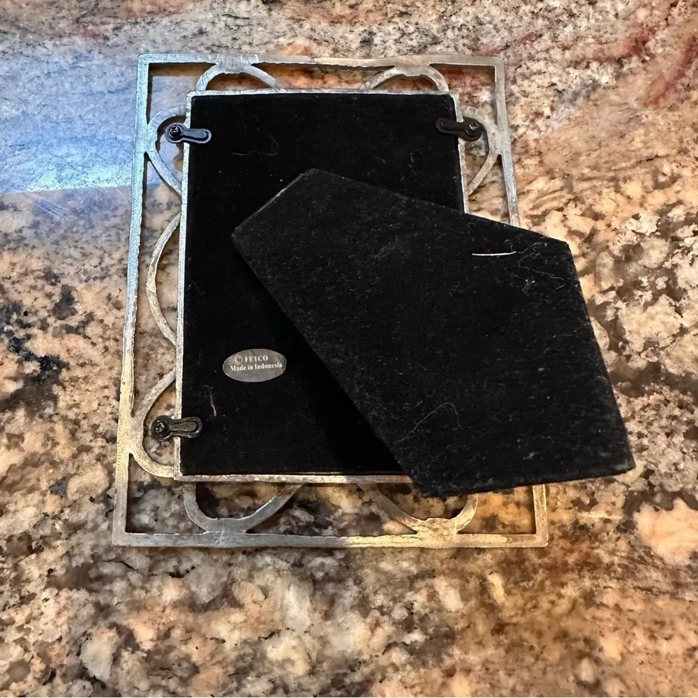 Vtg.-Style Silver Metal Free Standing Horizontal or Vertical Photo Frame 3.5 x 5